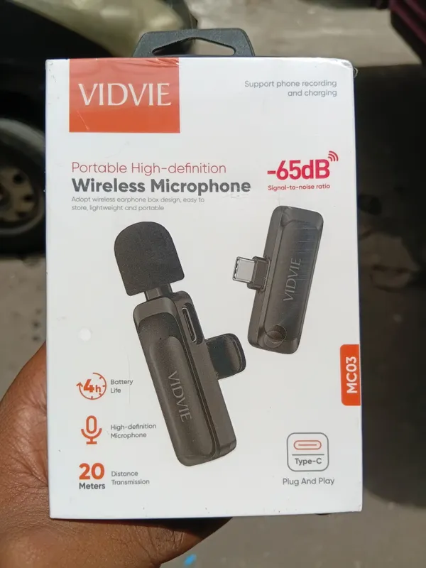 The Vidvie MC03 wireless clip-on microphone with a Type-C receiver.