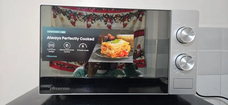 A brand new hisense 20L microwave