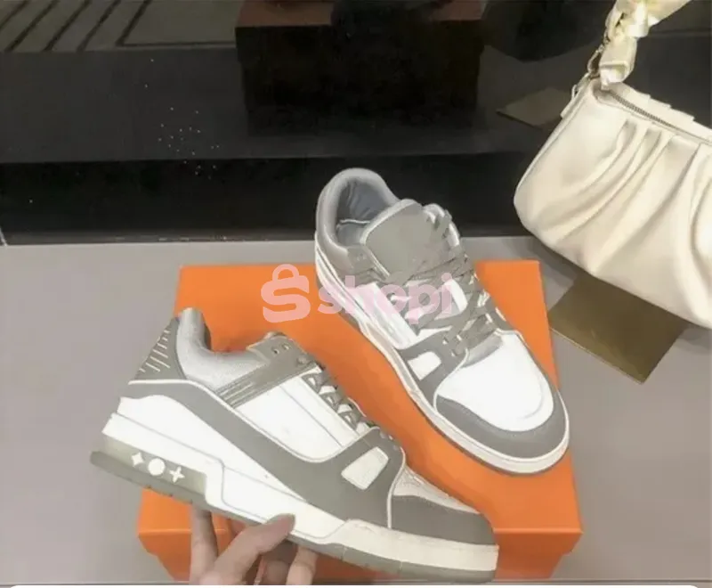 Sport shoes