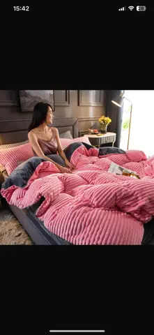 Velvet duvet 
6 by 7
2 pcs pillow cases 
1 pc bedsheet 
1 pc duvet 
Honey G